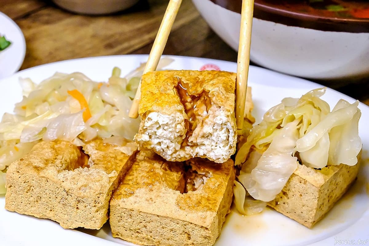 飄香台中30年！在地人最愛「臭豆腐３吃」隱身貨櫃屋，搭泡菜、酥炸都唰嘴