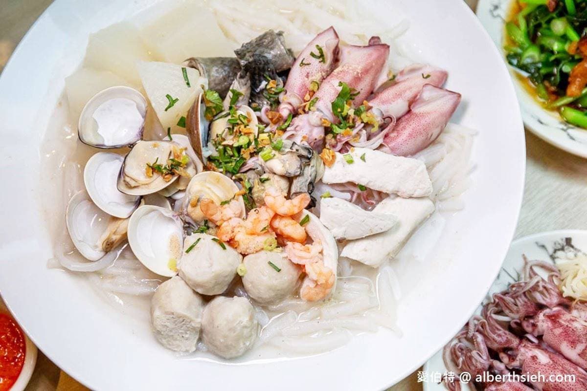 不怕痛風快挑戰!土地公廟藏「爆蛋鮮蚵滷肉飯」,肥美蚵仔尬蛋黃邪惡爆表 不怕痛風快挑戰!土地公廟藏「爆蛋鮮蚵滷肉飯」,肥美蚵仔尬蛋黃邪惡爆表