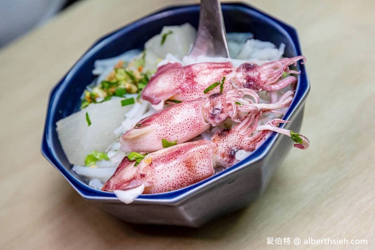 不怕痛風快挑戰!土地公廟藏「爆蛋鮮蚵滷肉飯」,肥美蚵仔尬蛋黃邪惡爆表 不怕痛風快挑戰!土地公廟藏「爆蛋鮮蚵滷肉飯」,肥美蚵仔尬蛋黃邪惡爆表