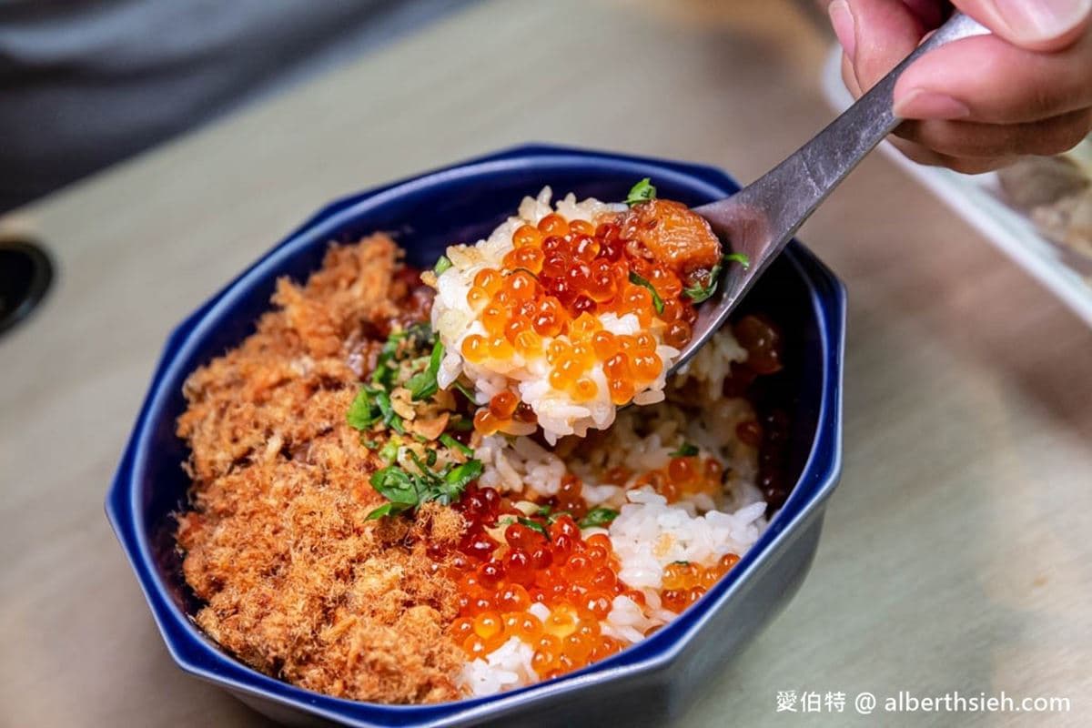不怕痛風快挑戰!土地公廟藏「爆蛋鮮蚵滷肉飯」,肥美蚵仔尬蛋黃邪惡爆表 不怕痛風快挑戰!土地公廟藏「爆蛋鮮蚵滷肉飯」,肥美蚵仔尬蛋黃邪惡爆表
