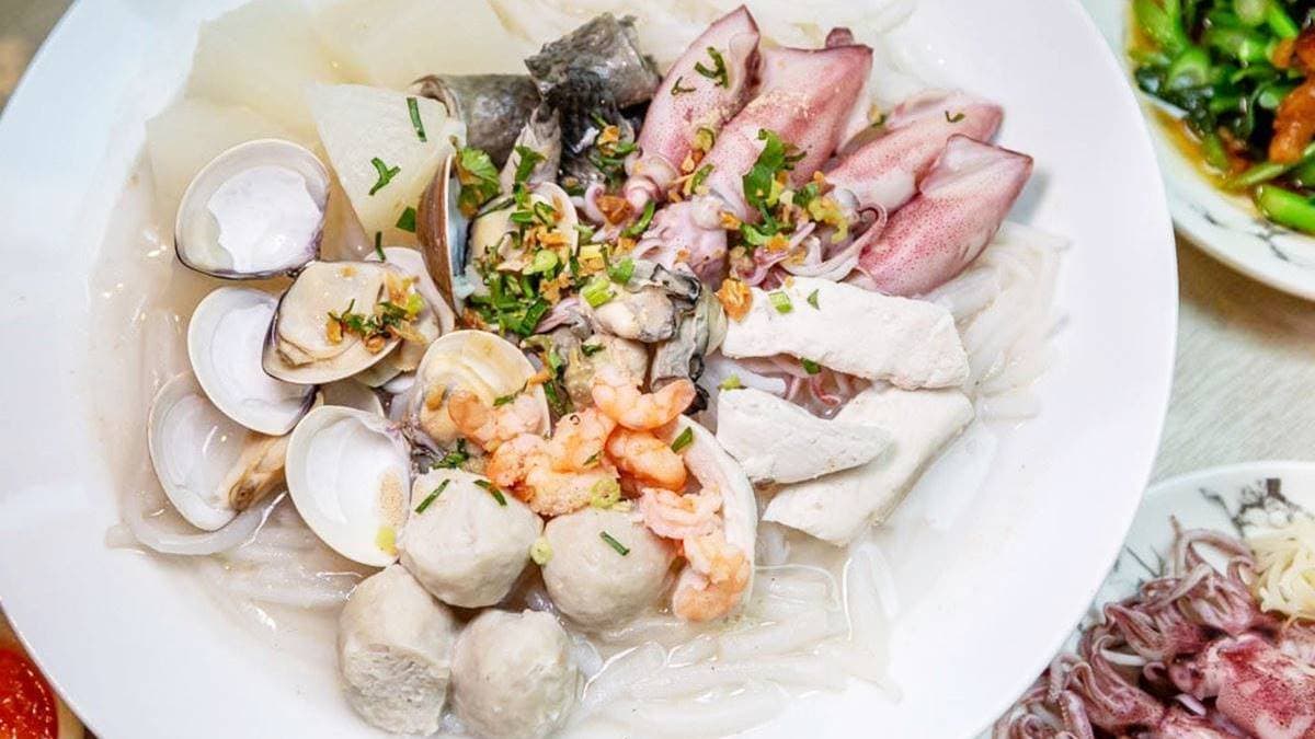 「特上海味什錦米粉」也是招牌必點，可以一次爽嗑８種料！（圖片來源： 愛伯特吃喝玩樂全記錄）