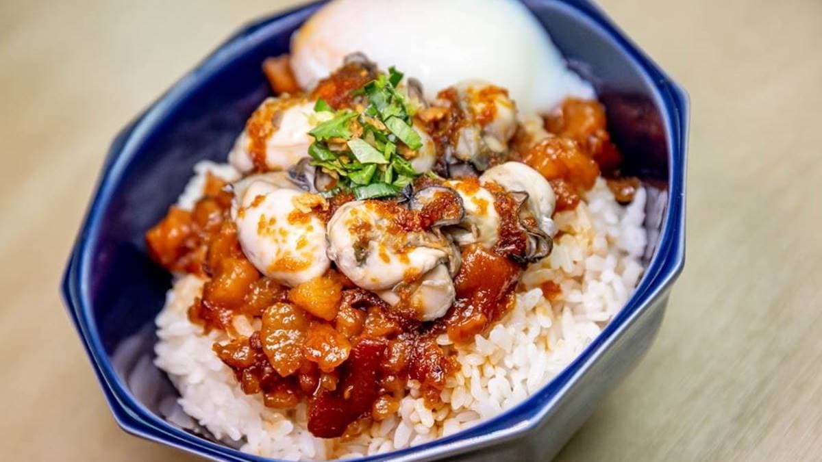 「溫泉鮮蚵滷肉飯」在手切滷肉飯上鋪了肥美鮮蚵，是店內必點的招牌。（圖片來源： 愛伯特吃喝玩樂全記錄）