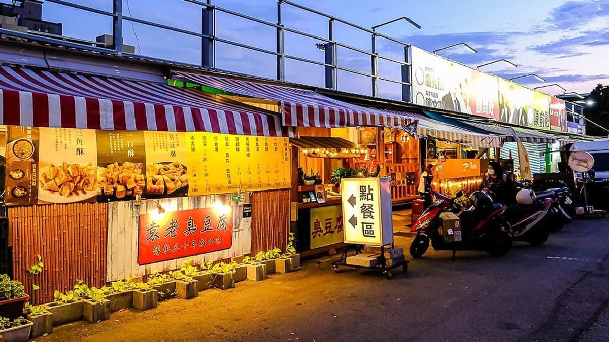 「袁老臭豆腐」是飄香30年的人氣老店，深受許多在地人的喜愛。（圖片來源：霸子。食樂拼圖）