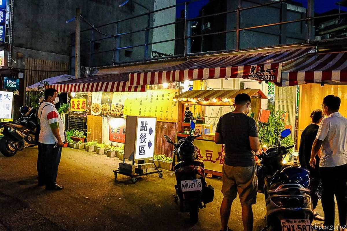 飄香台中30年！在地人最愛「臭豆腐３吃」隱身貨櫃屋，搭泡菜、酥炸都唰嘴