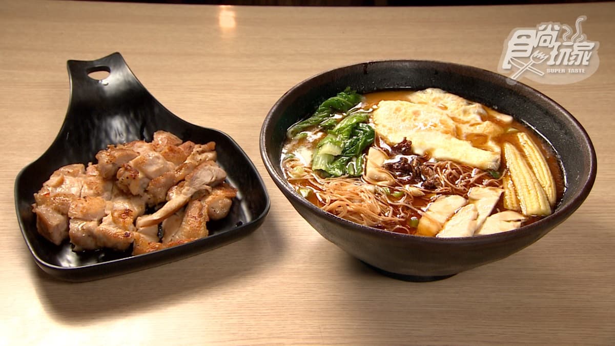 「濃厚麻油雞腿鍋燒麵」湯底加牛奶讓原本的麻油的酒味變滑順。