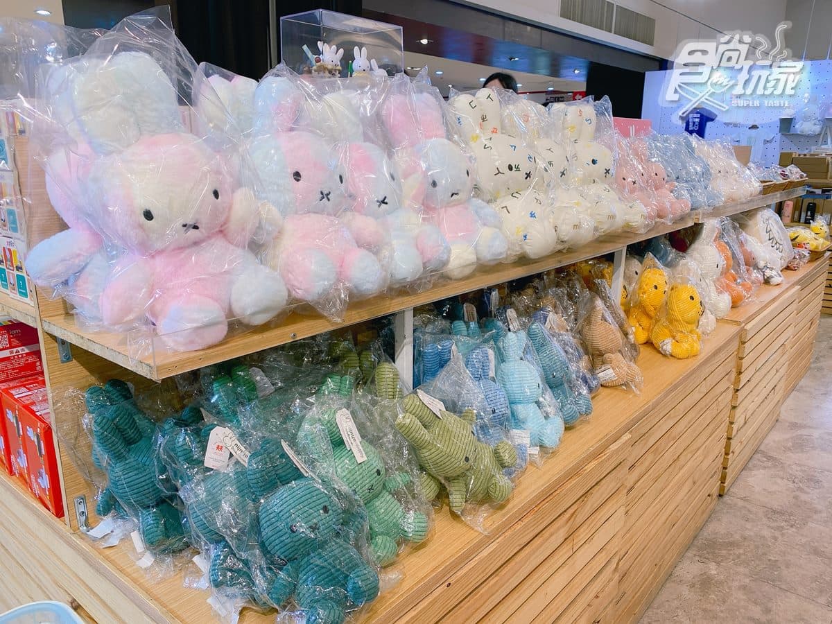 全台唯一「米飛兔特展」！芒果冰巨型公仔必拍，米血糕、臭豆腐兔兔可帶回家