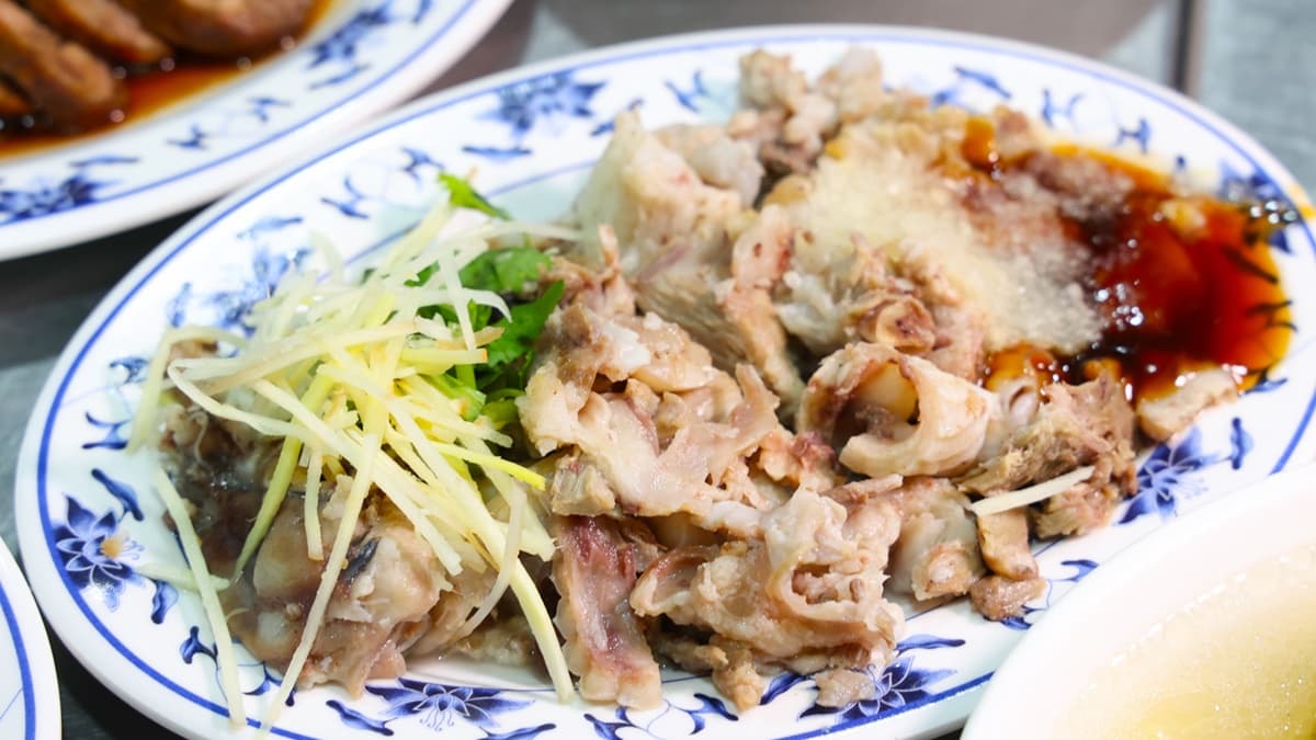 豬頭肉口感超好，某些部位帶點脆，搭配蒜泥薑絲一起吃就是簡單的美味。（圖片來源：台南好FOOD遊）