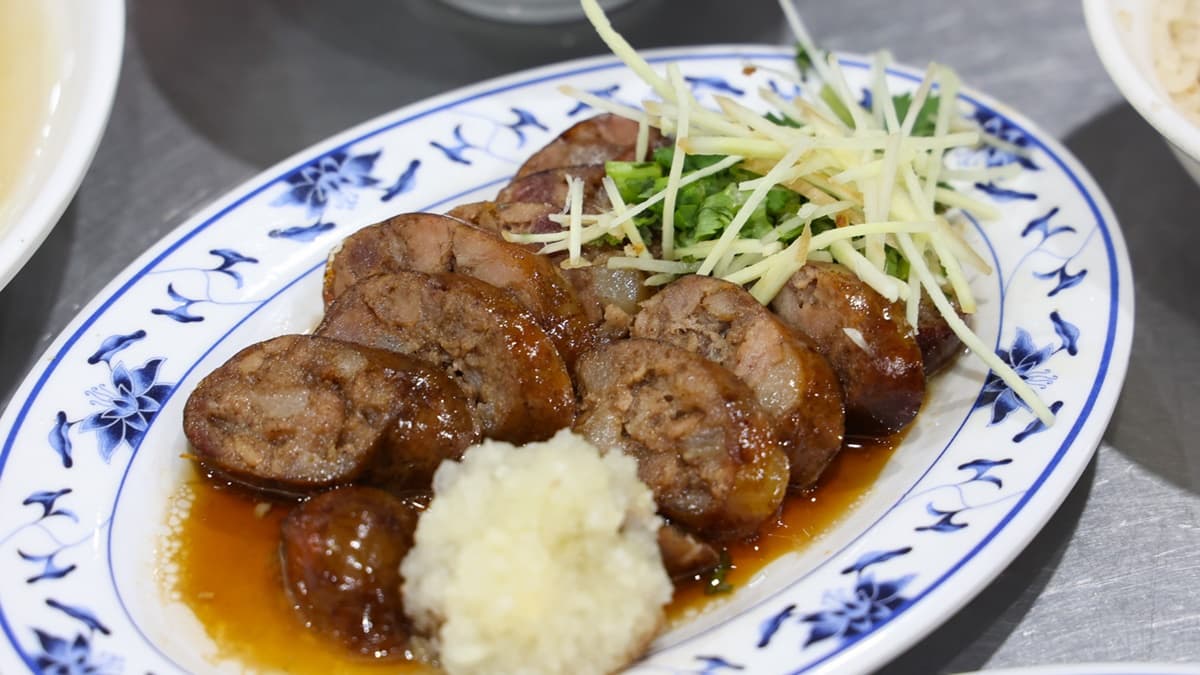 招牌「手工香腸」吃起來肥肉雖然不少，但不會太膩口，外層香氣也還不錯。（圖片來源：台南好FOOD遊）