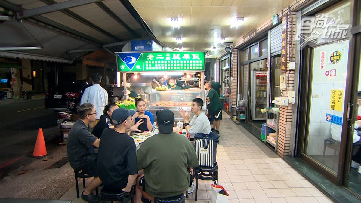 「老二腿庫飯」是在地知名的排隊宵夜。