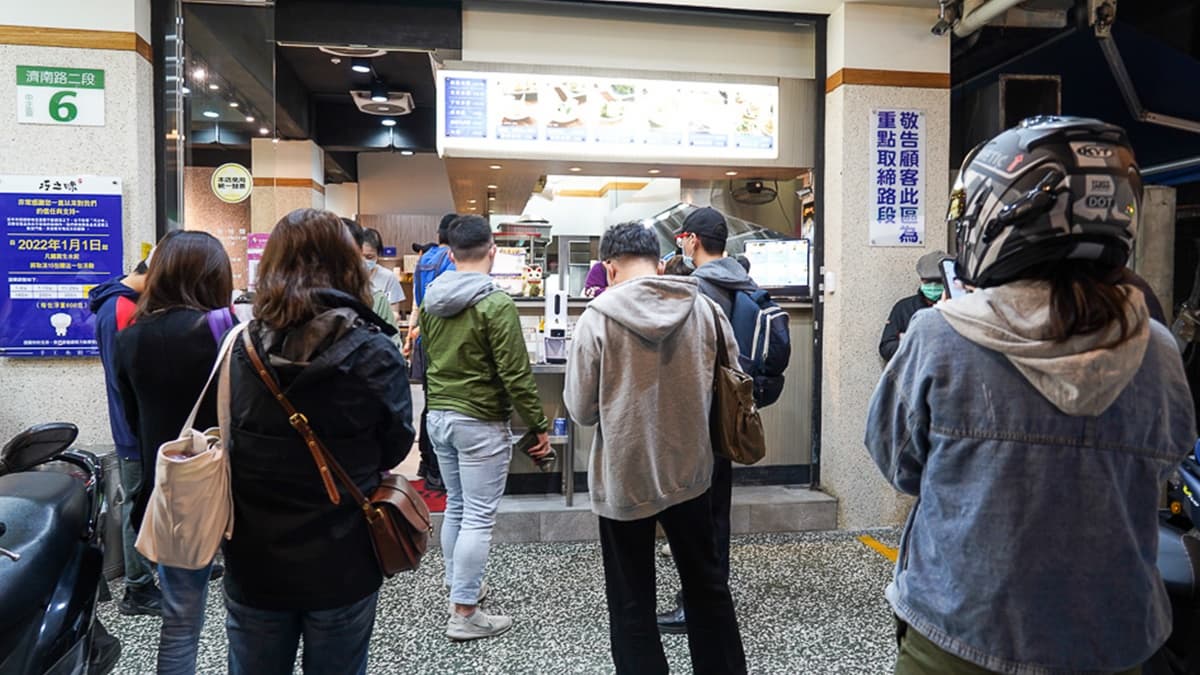 「巧之味手工水餃」位在濟南路上靠杭州南路，用餐時段連外帶都要排隊。（圖片來源：跳躍的宅男）