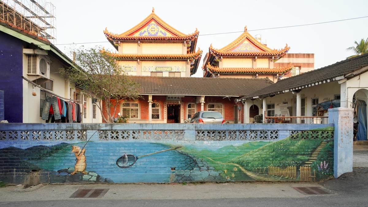 駐足在圍牆上的小貓，就像社區的守護員一樣，相當可愛。（圖片來源：猴子【東】遊記）