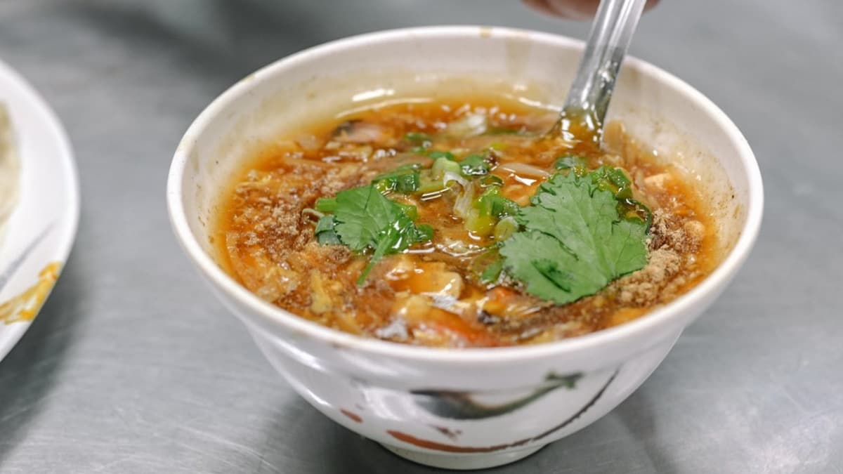 「酸辣湯」滿滿都是料還超級大碗，可以２個人分著喝。（圖片來源：女子的休假計劃）