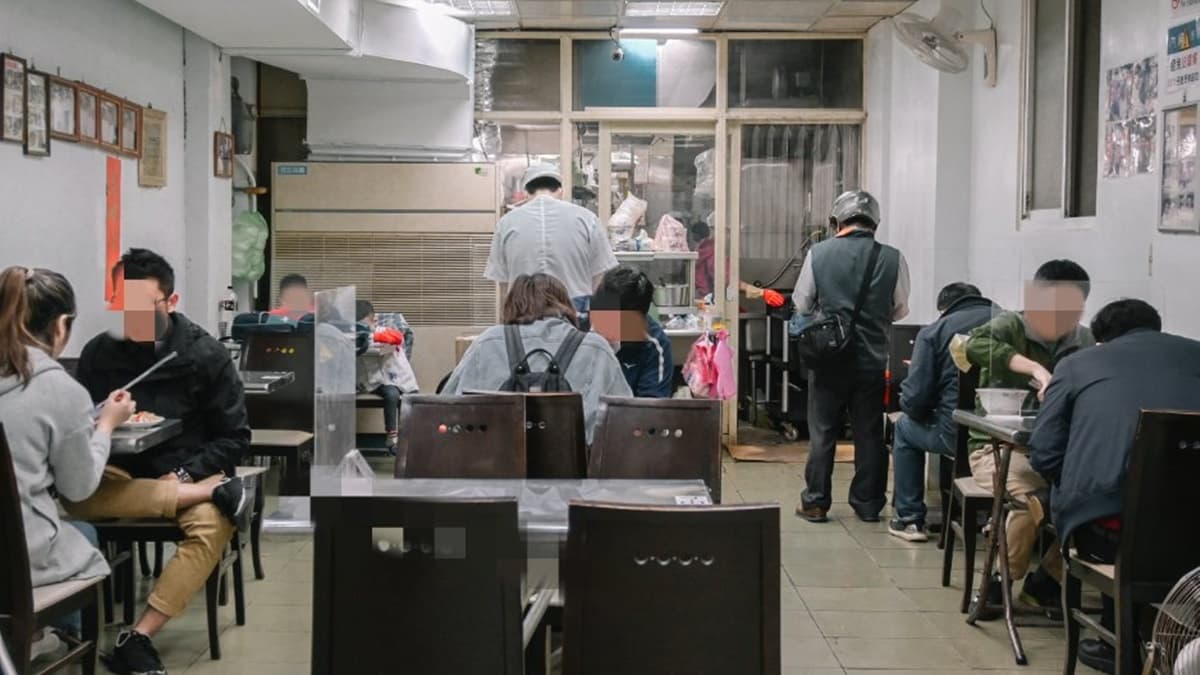 店內用餐環境放了許多張桌椅，整體滿乾淨、簡單。（圖片來源：女子的休假計劃）