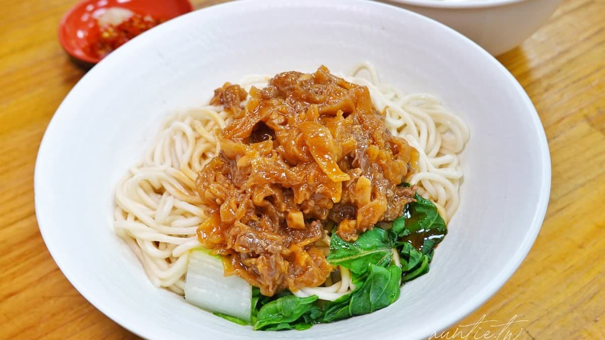 「酸白菜乾麵」醬裡放了酸白菜、辣牛肉末，滋味偏鹹。（圖片來源：女子的休假計劃）