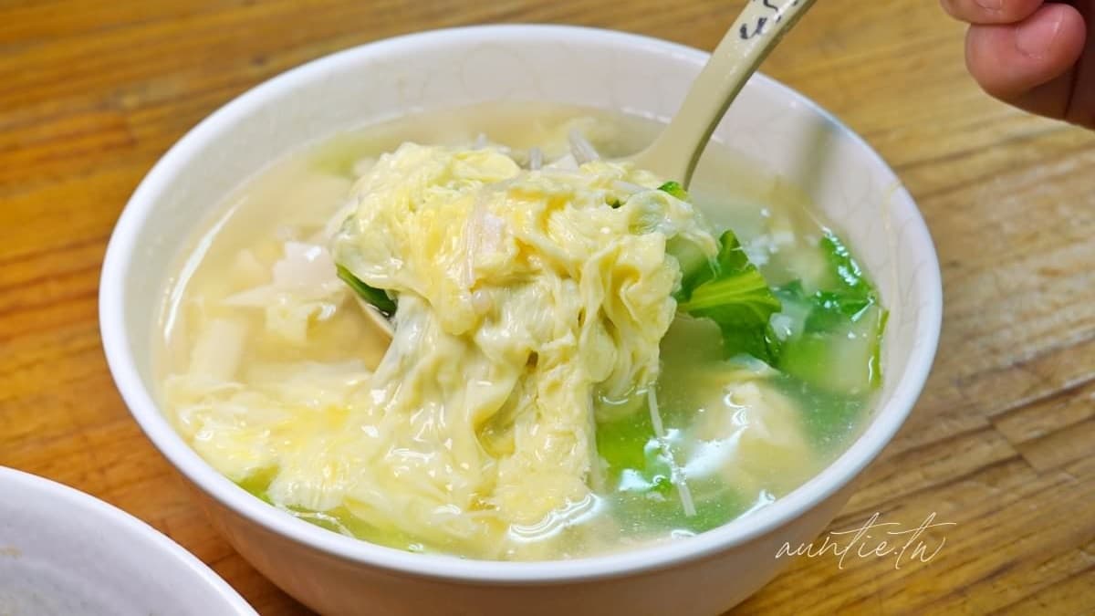 「蛋花湯」料多實在，湯裡有豆腐、蛋花、青菜、金針菇。（圖片來源：水晶安蹄 不務正業過生活）