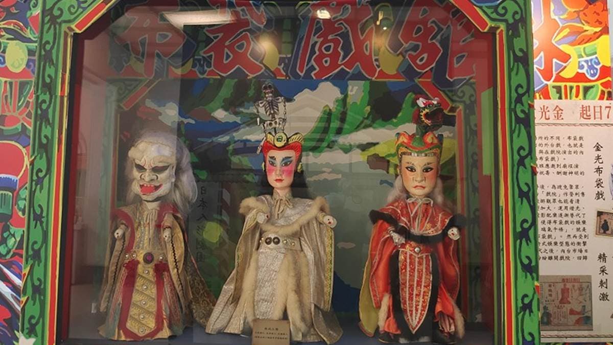 館內展示許多布袋戲偶，供遊客近距離觀賞、拍照。（圖片來源：假日農夫愛趴趴照）