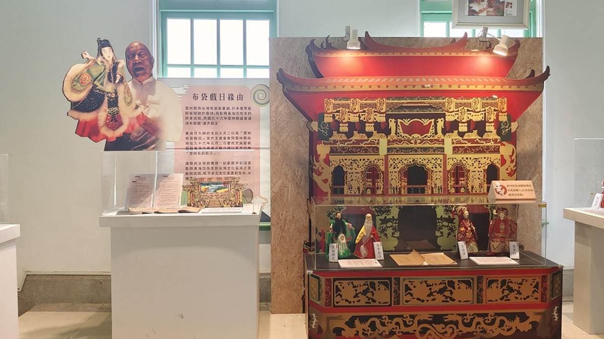 館內有布袋戲起源的簡介，讓遊客拍照之餘也可以增加知識。（圖片來源：假日農夫愛趴趴照）