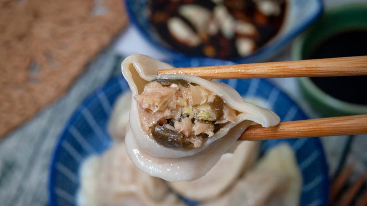 「剝皮辣椒豬肉水餃」有微辣感，內餡可以吃到剝皮辣椒。（圖片來源：我是呂萱萱-吃喝玩樂愛分享）