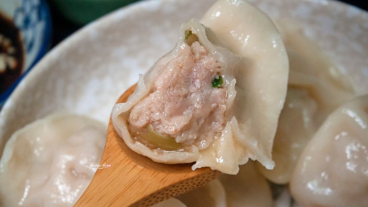 「鮮肉爆漿水餃」吃起來鹹香適中，帶有微甜，一咬真的會爆漿。（圖片來源：我是呂萱萱-吃喝玩樂愛分享）