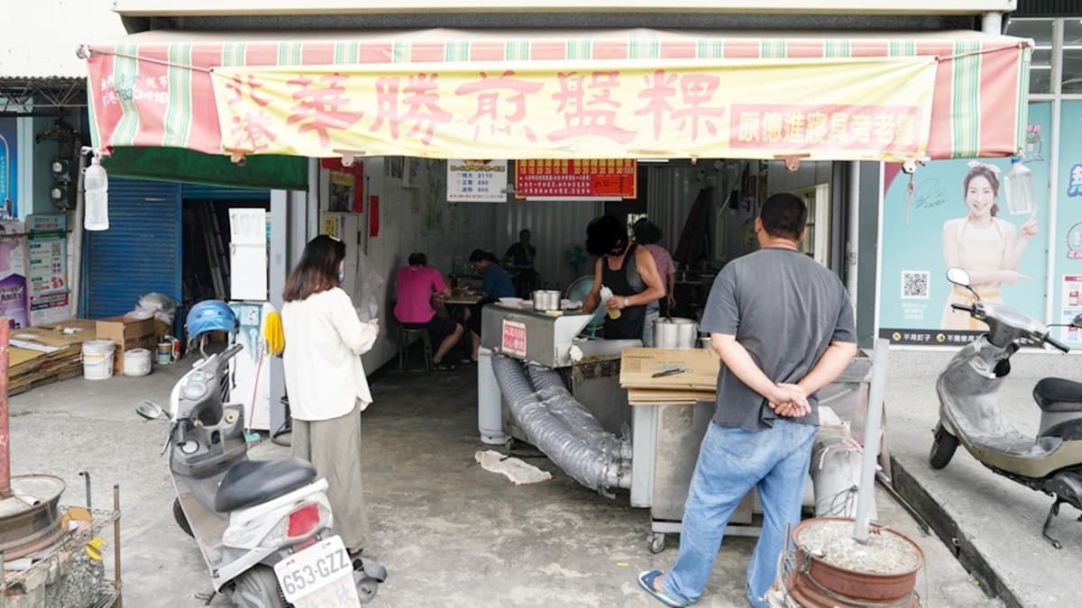 北港在地人激推早餐！「鐵板煎粿搭香腸」別處吃不到，20元佛系綜合湯也必點
