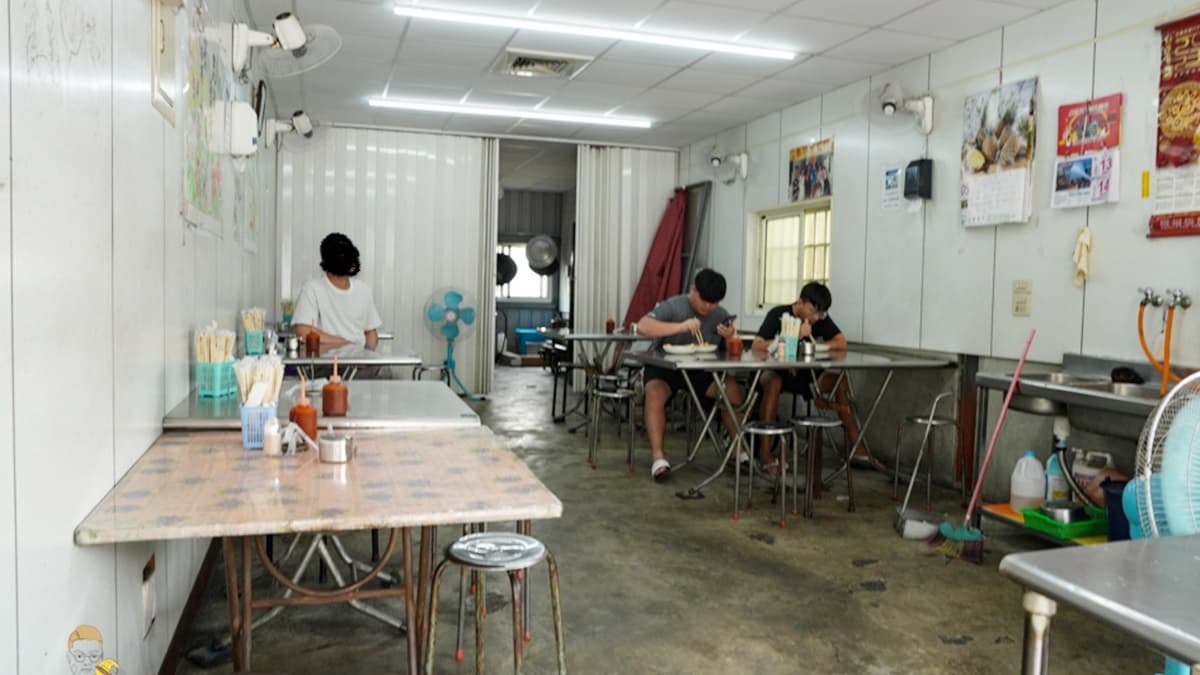 北港在地人激推早餐！「鐵板煎粿搭香腸」別處吃不到，20元佛系綜合湯也必點
