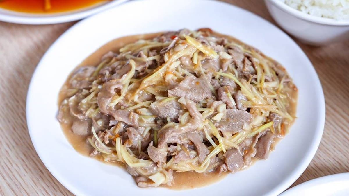 「薑絲羊肉」明顯的醋酸味相當下飯，口感不嗆，反倒清爽。（圖片來源：陳小可的吃喝玩樂）