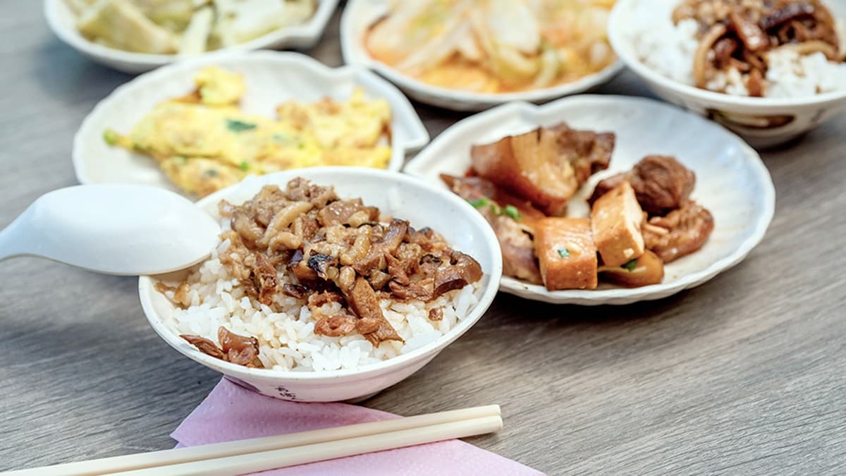 餐食都是在地食材，不論是單點或合菜，平價且份量足夠，重點是調味清爽、不油膩。（圖片來源：瑞貝卡一家）
