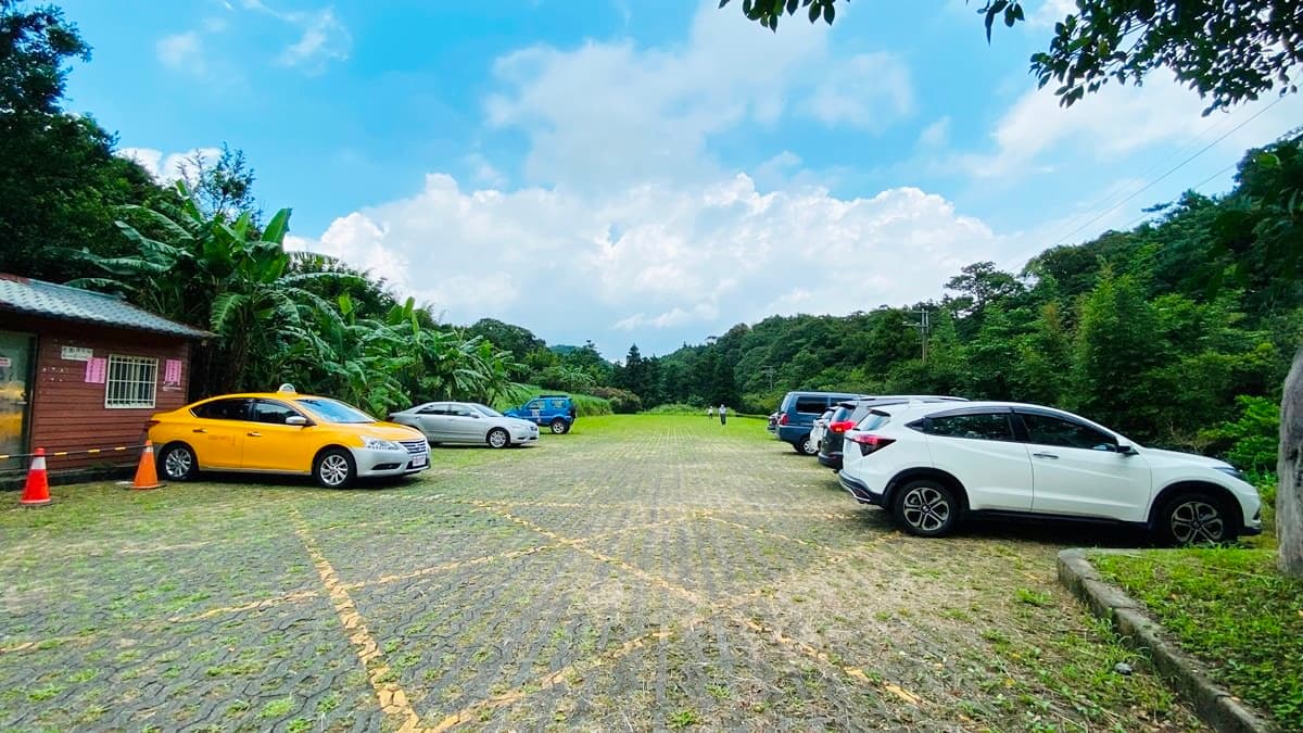 「虎豹潭」附設免費停車場，占地寬廣，路邊白線也可以停車超方便。（圖片來源：森の野餐女王）