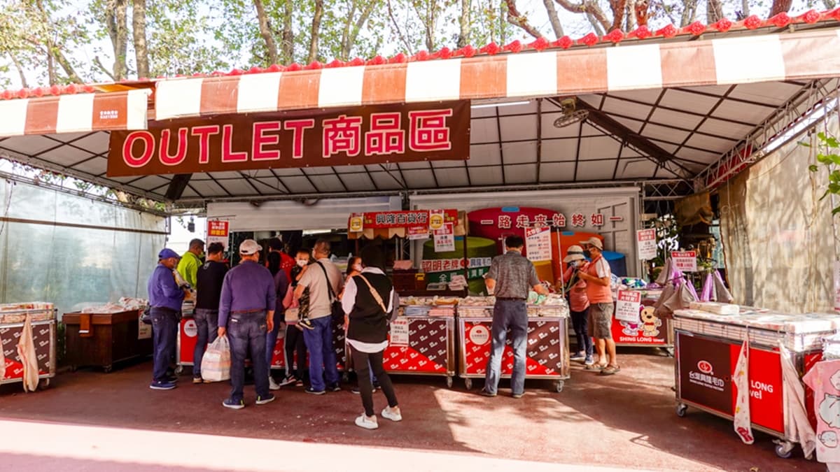 旁邊有１處Outlet，很多人在這裡挖寶、尋貨。（圖片來源：蘇菲漫旅）