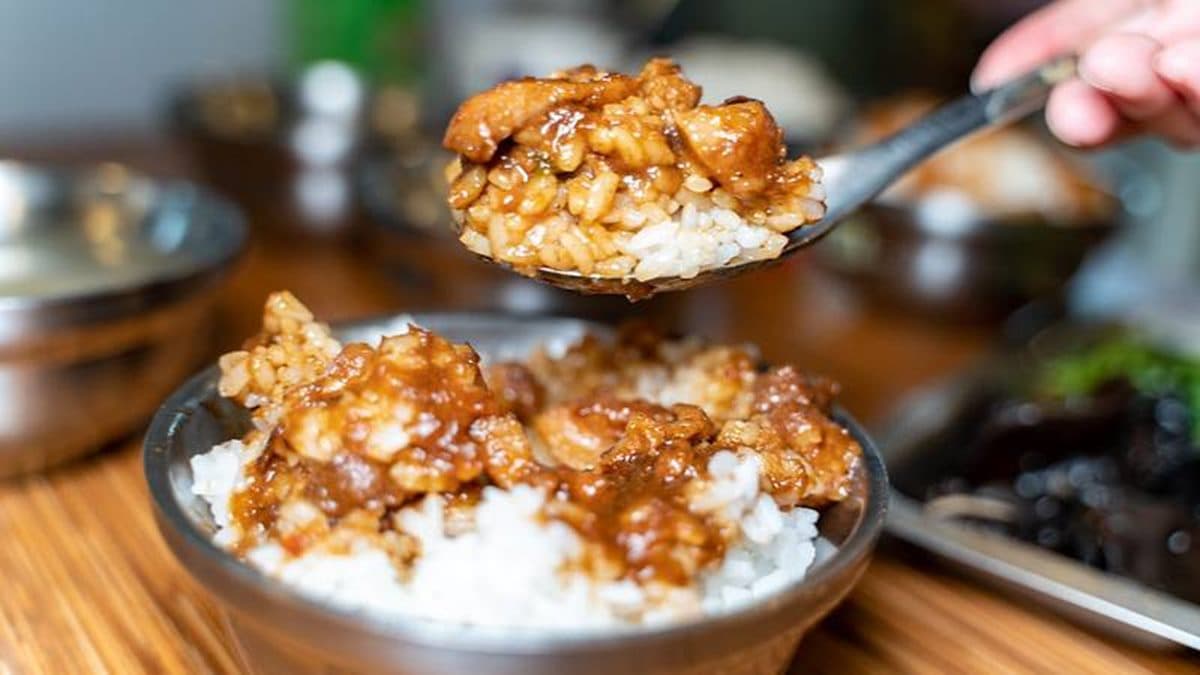 滷肉飯夠味又多汁，可以配很多飯。（圖片來源：鄉民食堂）