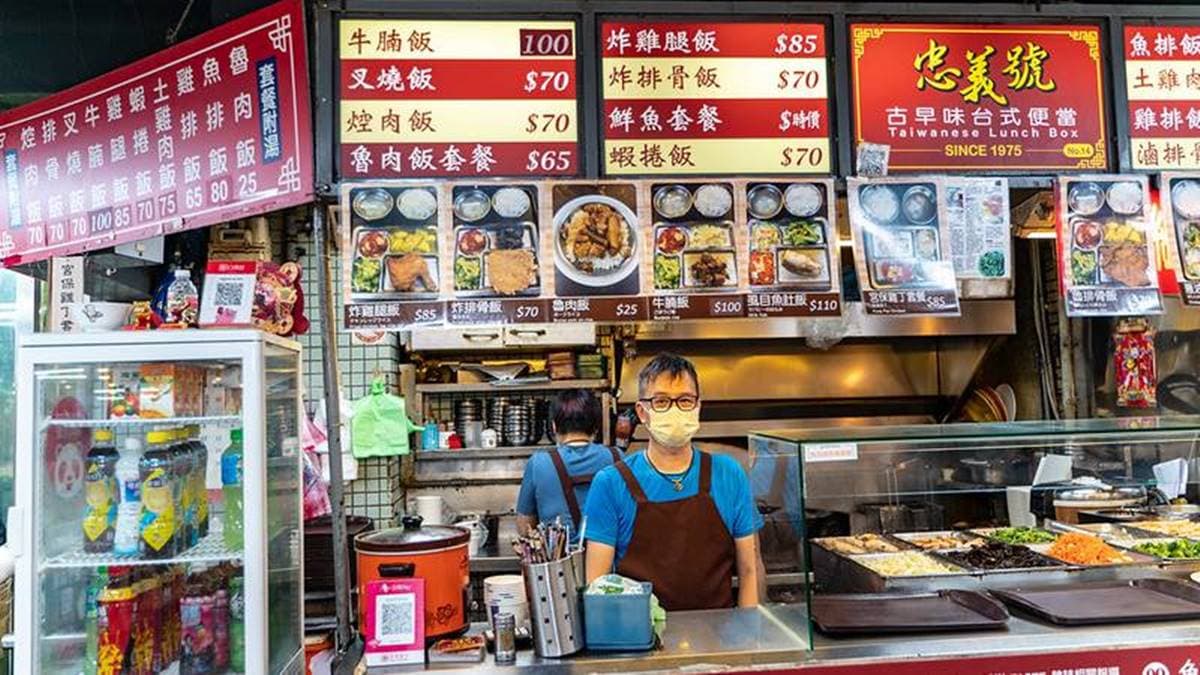 龍山商場內的「忠義號便當專賣店」，就是許多老艋舺人口中的美食老店。（圖片來源：鄉民食堂）
