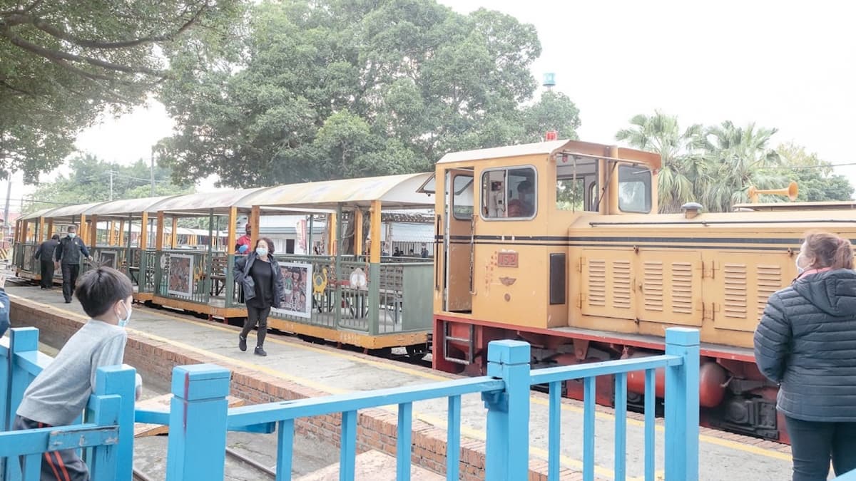 可搭乘懷舊的五分車欣賞風景，聽解說了解從前的製糖文化。（圖片來源：Ann媽&RT爸的旅行生活日誌）