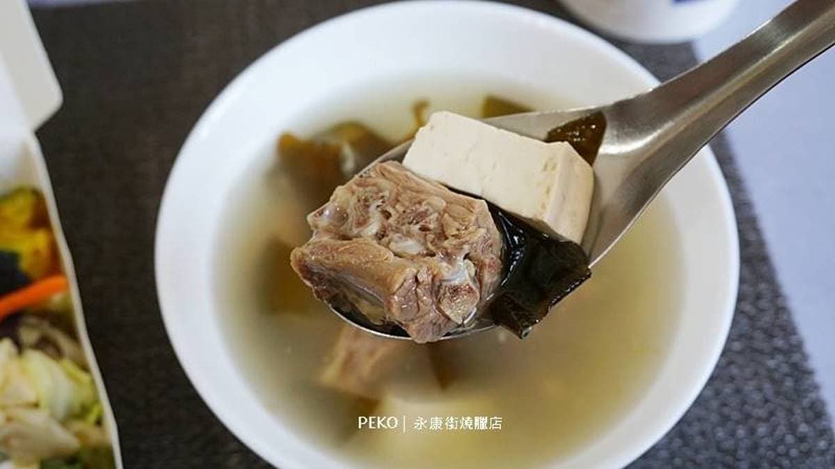 免費熱湯裡頭除了有鴨頭，還有豆腐和海帶。（圖片來源：PEKO の Simple Life）