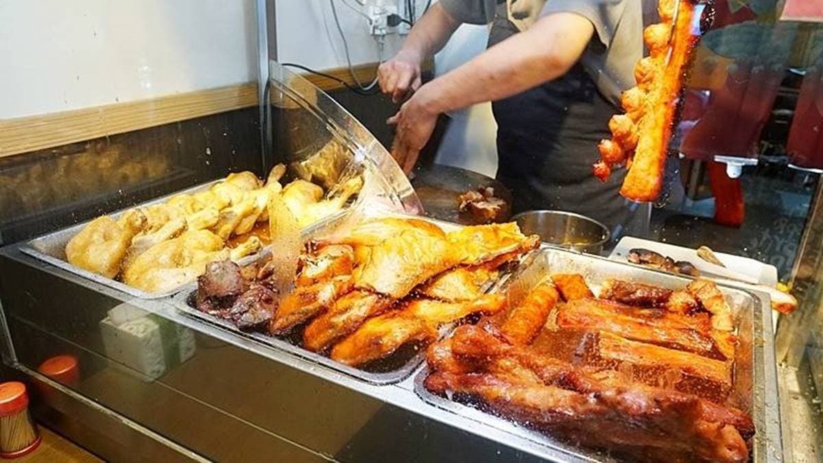 用餐時間人潮不斷，老闆切肉的手沒停下來過。（圖片來源：PEKO の Simple Life）