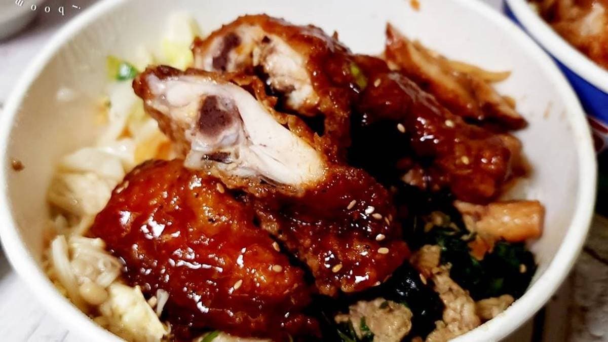 蜜汁雞腿外層蜜汁甜甜的很下飯，咬下肉帶嫰不老柴。（圖片來源：米寶麻幸福滿載）