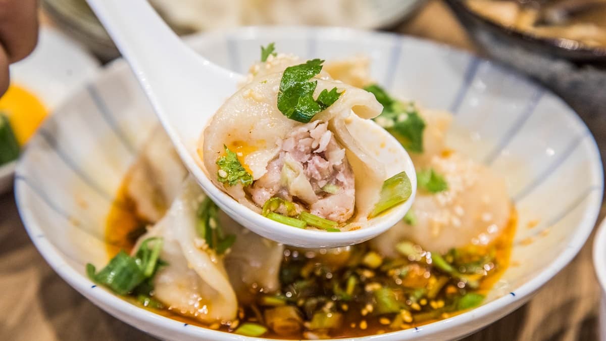 高麗菜水餃內餡豐滿且清甜，還能品嘗到高麗菜的脆度。（圖片來源：大手牽小手。玩樂趣）