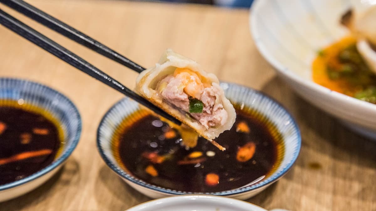 煎餃尺寸也很大，「海老口味」有放整隻蝦仁，吃起來有彈性。（圖片來源：大手牽小手。玩樂趣）