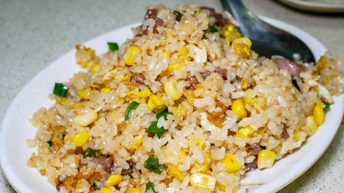 「牛肉玉米炒飯」吃起來鑊氣重又粒粒分明，炒功很強，熟客幾乎必點。（圖片來源：鄉民食堂）
