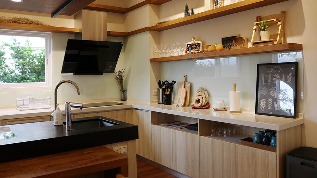 民宿提供的廚具很多，有足夠的杯子、碗盤、餐具等。（圖片來源：跟著魯魯的MAP走）