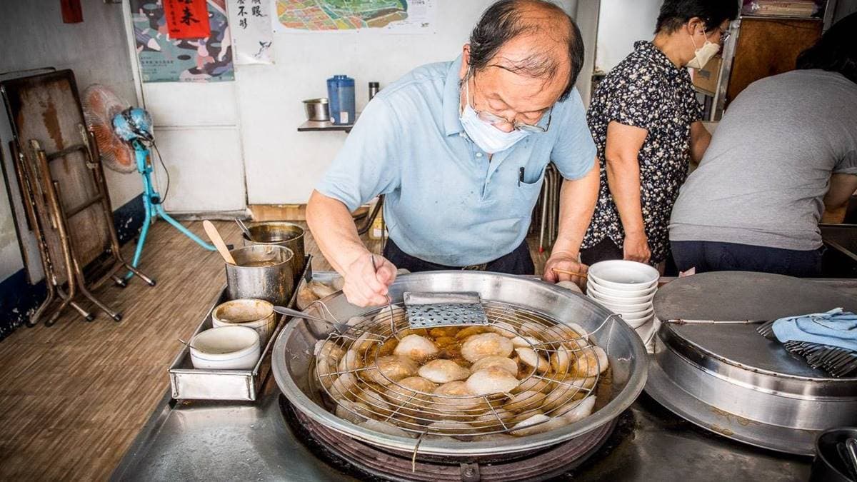 這裡秉持彰化肉圓的傳統做法低溫油炸，醬料還可以選辣跟不辣的。（圖片來源：大手牽小手。玩樂趣）