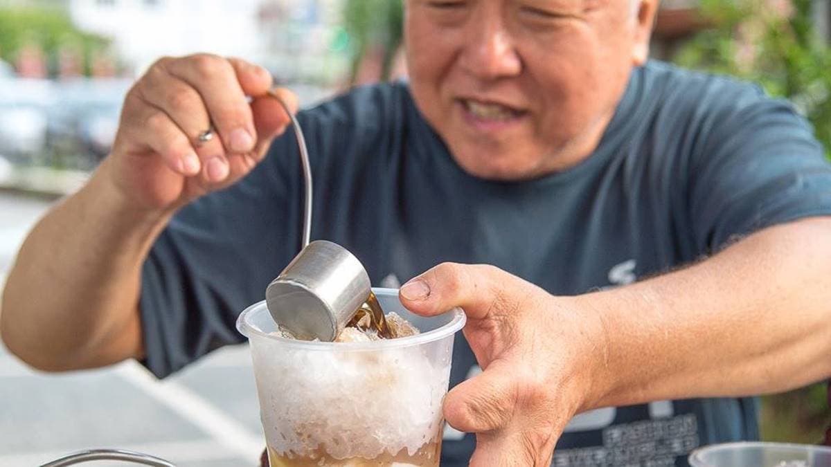 店家的紫蘇梅是自己醃製的，杏仁露也是用石花菜慢慢煮成。（圖片來源：卡琳。摸魚兒趣）