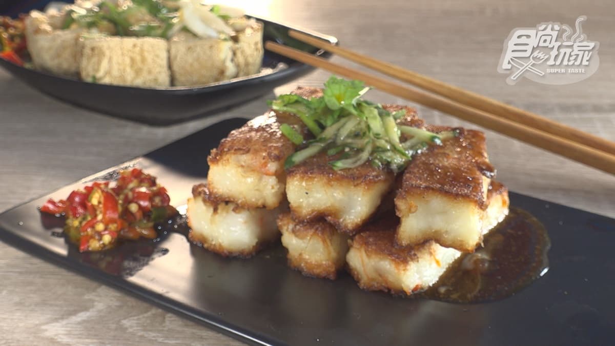 店家自己手工做的「蘿蔔糕」口感扎實，搭配上面的香菜和小黃瓜更解膩。