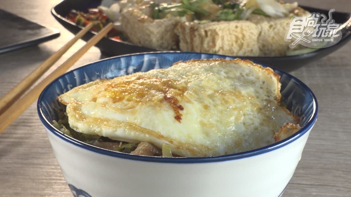 爆量泡菜堆滿滿！桃園人激推「神祕臭豆腐」隱身公園，酥香黃金蘿蔔糕也必點