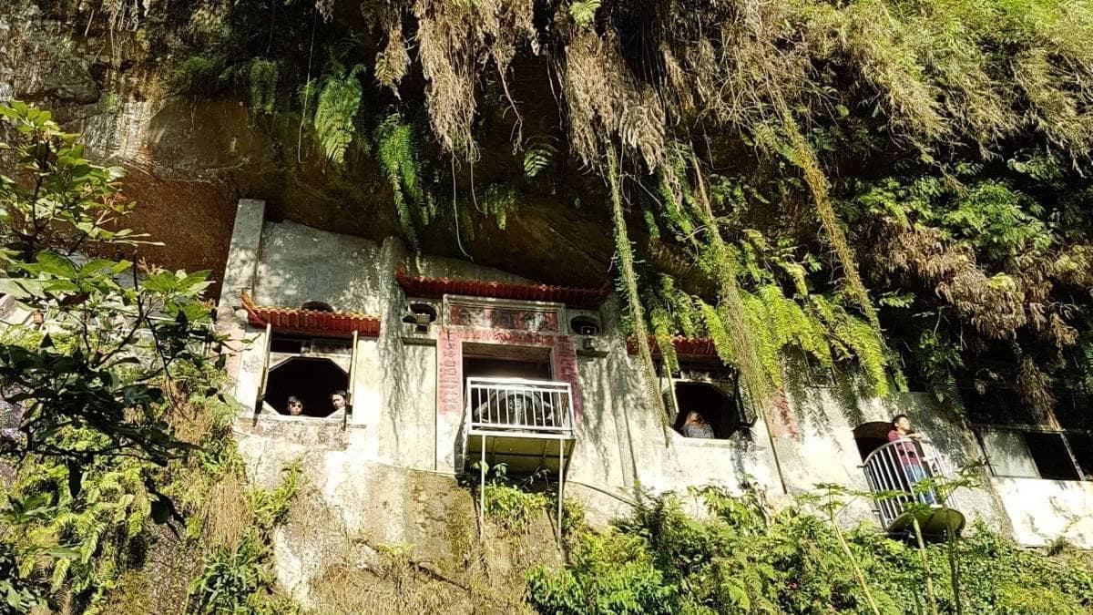 因為步道、洞內都很窄小，在拍照的時候不要搶快以免危險。（圖片來源：凱的日本食尚日記）