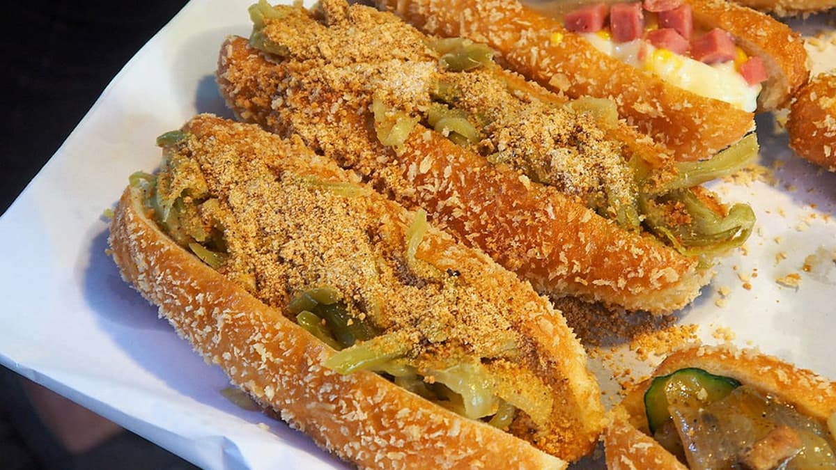 「酸菜堡」撒上滿滿的花生粉，光看起來就覺得很香啊！（圖片來源：霸子。食樂拼圖）
