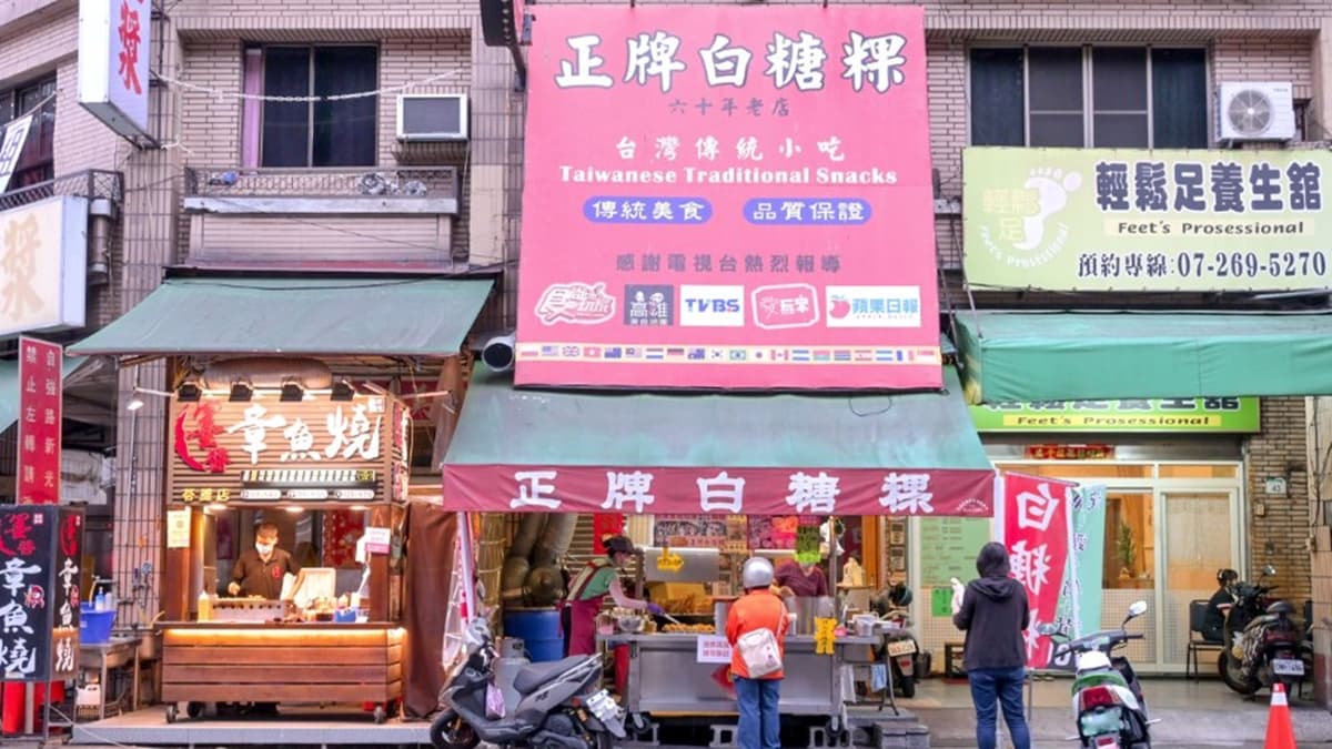 「正牌白糖粿」是飄香超過一甲子的老字號點心店。（圖片來源：女子的休假計劃）