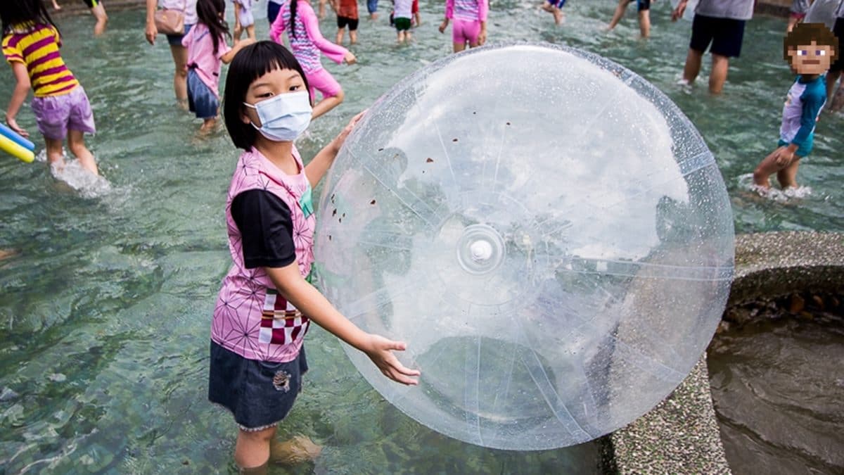 戲水池中放置了幾顆透明大球和小球。（圖片來源：史努比遊樂園）