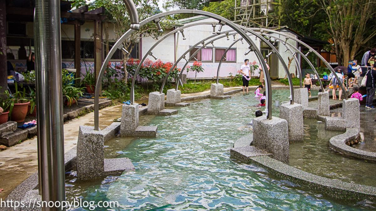 戲水池中還有設置拱型水柱區。（圖片來源：史努比遊樂園）