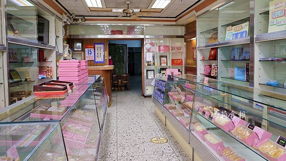「雪花齋」是擁有百年歷史的糕餅品牌，店內使用舊式玻璃櫥櫃展示各種商品。（圖片來源：瑪莉食報）