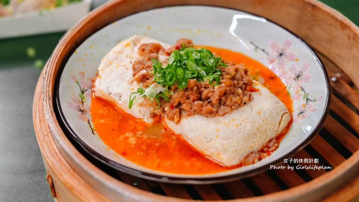 「現蒸麻辣臭豆腐」散發淡淡又臭又香的氣味，嫩豆腐還會在嘴裡化開。（圖片來源：女子的休假計劃）